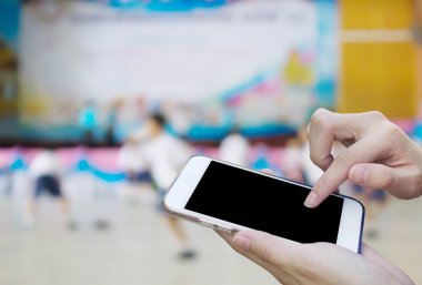 Kadın öğrenci playi bulanıklık ile cep telefonu dokunmatik ekran kullanma