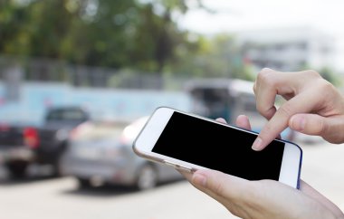 Görüntü Rating araba t ile cep telefonu dokunmatik ekran kullanan kadın