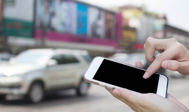 Görüntü Rating araba t ile cep telefonu dokunmatik ekran kullanan kadın