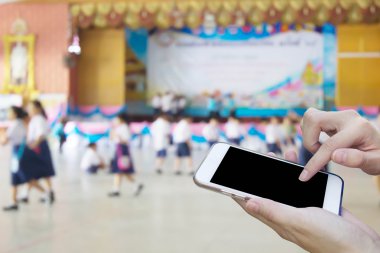 Kadın öğrenci playi bulanıklık ile cep telefonu dokunmatik ekran kullanma