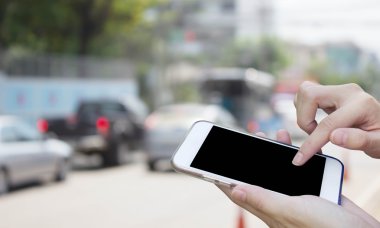 Görüntü Rating araba t ile cep telefonu dokunmatik ekran kullanan kadın