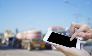 Görüntü Rating araba t ile cep telefonu dokunmatik ekran kullanan kadın