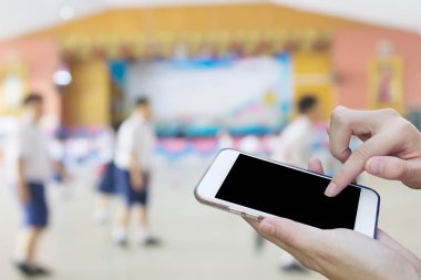 Kadın öğrenci playi bulanıklık ile cep telefonu dokunmatik ekran kullanma