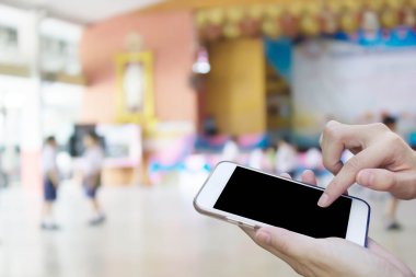 Kadın öğrenci playi bulanıklık ile cep telefonu dokunmatik ekran kullanma