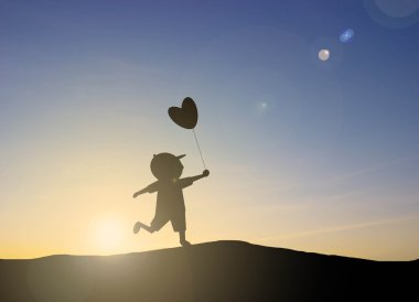 gün batımı ile balon şeklinde kalp siluet çocuklar oynar