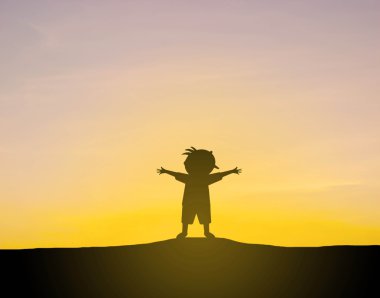 Çocuklar Günbatımı ile oynarken siluet