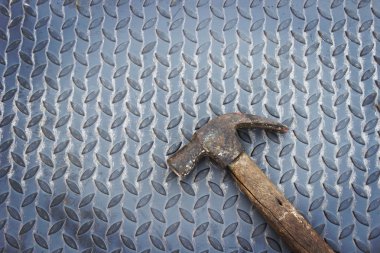 grunge arka plan ile metal çekiç