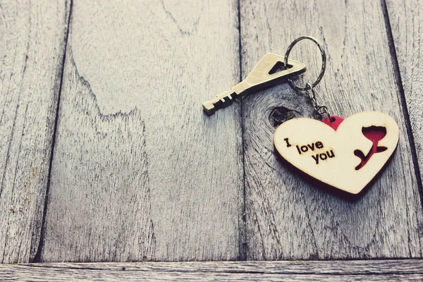 Llave del amor, Llavero del corazón en la mesa de madera —  Fotos de Stock