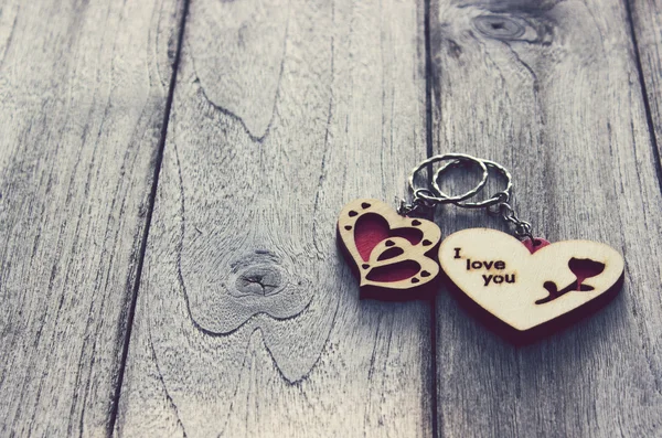 Heart Keychain on wood table — Stock Photo, Image