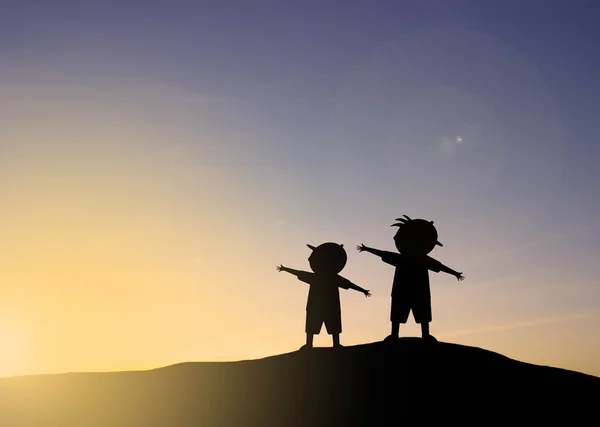 Kinderen spelen met zonsondergang silhouet — Stockfoto