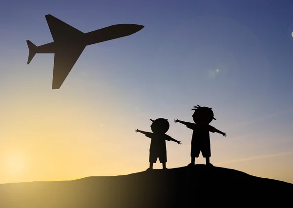 Silhouette Kinder und Flugzeug mit Sonnenuntergang — Stockfoto