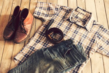 Vintage, ekose gömlek, Jean, kemer, cüzdan ahşap arka plan üzerinde ayakkabı, deri