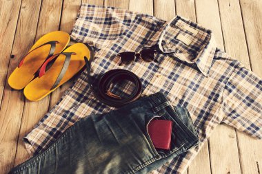 Vintage, ekose gömlek, Jean, kemer, terlik, m-cüzdan ve üzerinde güneş gözlüğü 