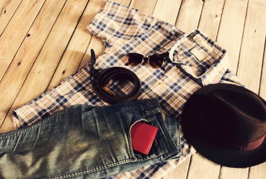 Vintage, ekose gömlek, cüzdan, güneş gözlüğü, şapka, kemer, Jean Wood geri