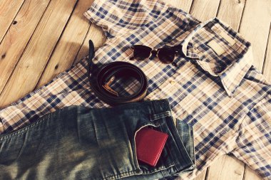 Vintage, ekose gömlek, Jean, m-cüzdan ve ahşap adam üzerinde güneş gözlüğü