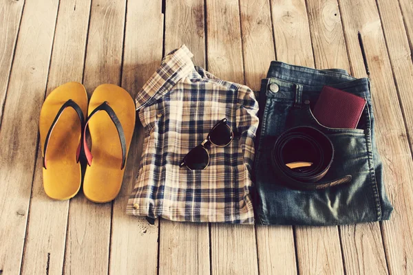 Винтаж, клетчатая рубашка, Жан, пояс, тапочки, бумажник и солнцезащитные очки на — стоковое фото