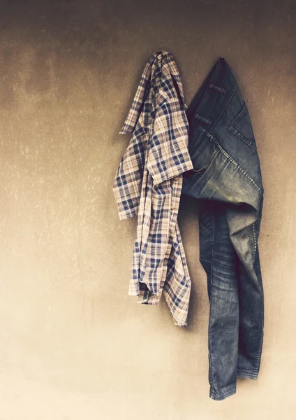 Vintage, kariertes Hemd, Jeans auf Wandhintergrund — Stockfoto