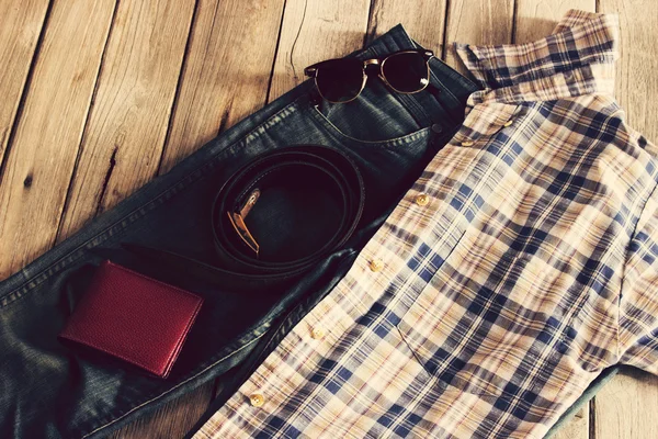 Винтаж, клетчатая рубашка, Жан, Кошелек и солнцезащитные очки на дереве backgroun — стоковое фото