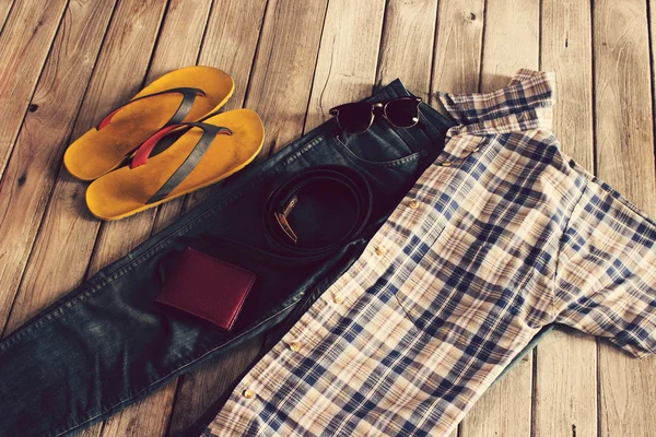 Винтаж, клетчатая рубашка, Жан, пояс, тапочки, бумажник и солнцезащитные очки на — стоковое фото