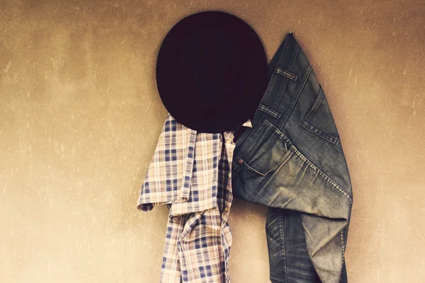 Vintage, kariertes Hemd, Hut, Jeans auf Wandhintergrund — Stockfoto