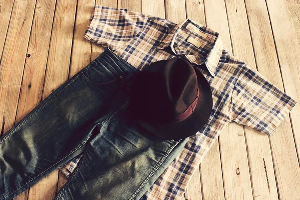 Винтаж, клетчатая рубашка, шляпа, Джин на деревянном фоне — стоковое фото