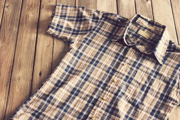 Vintage, Camicia scozzese su fondo legno — Foto Stock