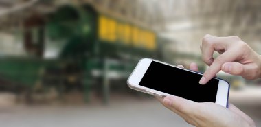 Eski fabrika çöp, W ile cep telefonu dokunmatik ekran kullanan kadın