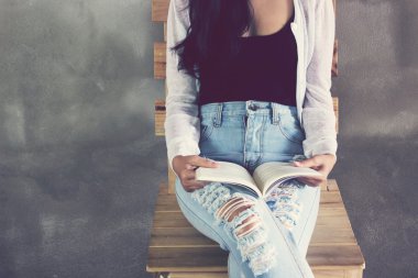 Bir kadın bir kitap: Vintage sesi okuyun