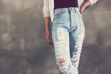 Yırtık kot giyen bir kadın