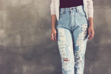 Yırtık kot giyen bir kadın