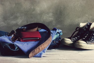 Vintage, Jean, tişört, güneş gözlüğü, kemer, cüzdan ve ahşap üzerine spor ayakkabı