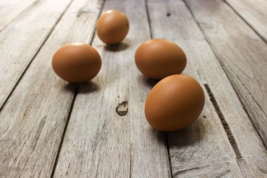 ahşap bir masa üzerinde yumurta