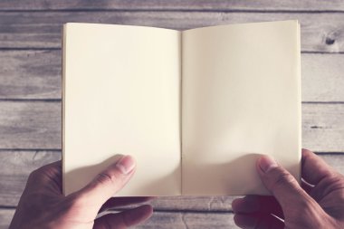 tahta arka plan ile elinde defter