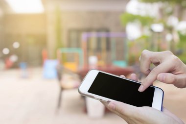 Cep telefonu dokunmatik ekran ile kahve dükkanı bulanıklık geri kullanan kadın