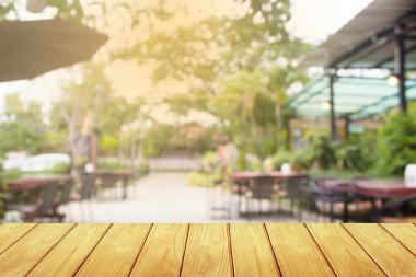 Vintage, ahşap masa ile kahve dükkanı arka plan bulanıklık