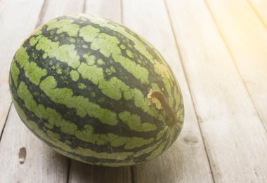 Karpuz ahşap masa üzerinde