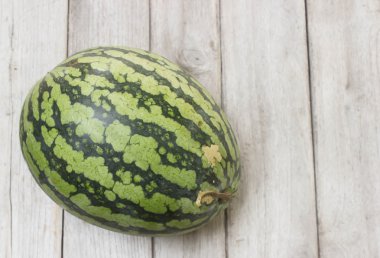 Karpuz ahşap masa üzerinde