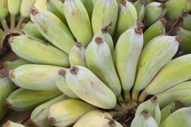 ahşap masa muz: Ham muz  