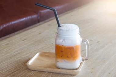 Ahşap bir masa üzerinde süt çay