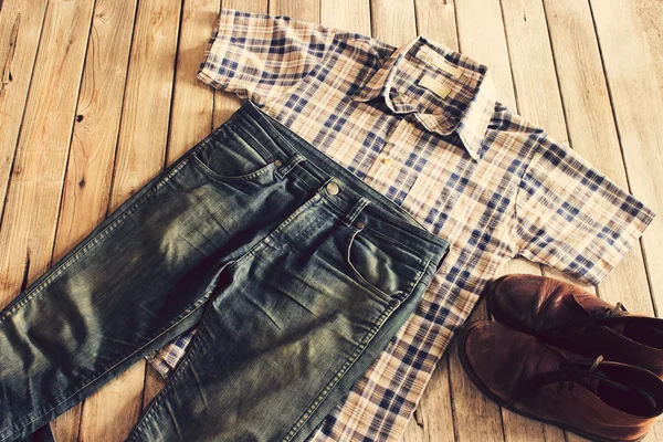 Vintage, Plaid shirt, Jean i skórzane buty na tle drewna — Zdjęcie stockowe