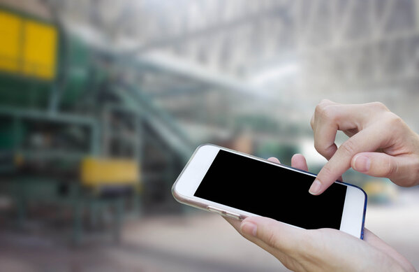 Женщина с сенсорным экраном мобильного телефона со старым заводским мусором, W
