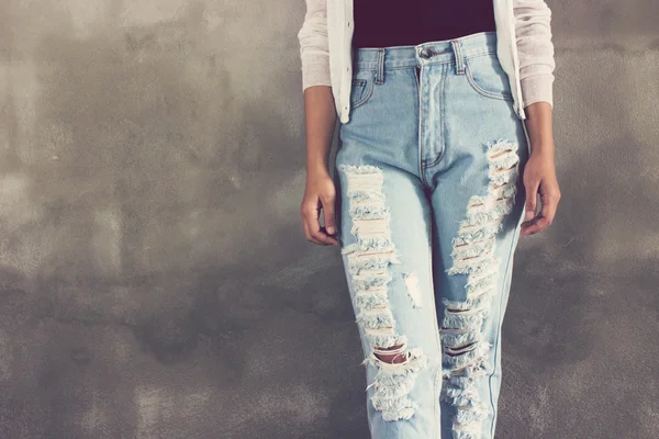 Yırtık kot giyen bir kadın