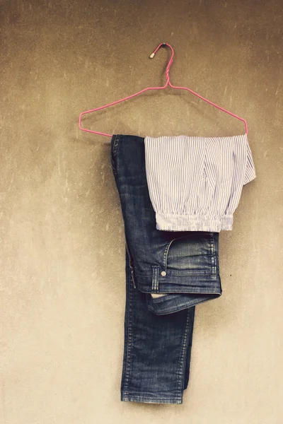 Jeans und Unterwäsche hängen an der Wand — Stockfoto