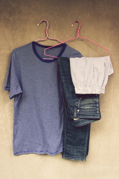 Jeans, T-Shirt und Unterwäsche hängen an der Wand — Stockfoto