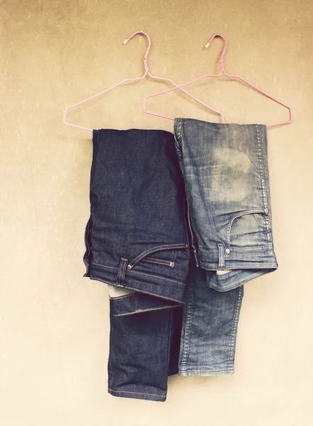 Jeans hängen an der Wand — Stockfoto