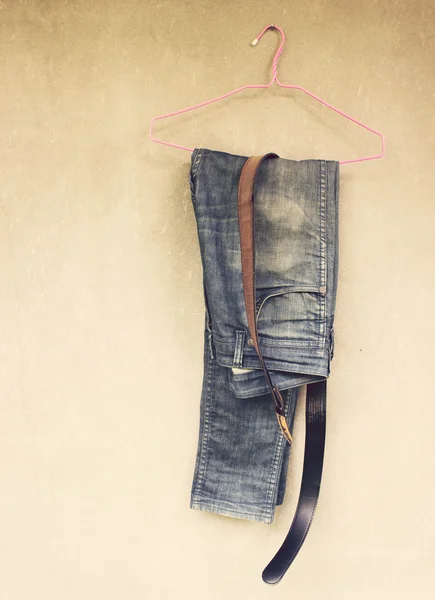 Jeans und Gürtel hängen an der Wand — Stockfoto