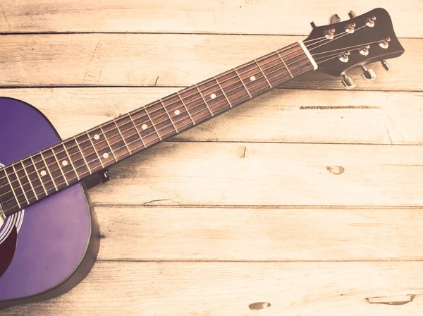 Tom vintage: guitarra na mesa de madeira — Fotografia de Stock