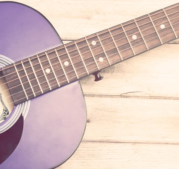 Tom vintage: guitarra na mesa de madeira — Fotografia de Stock