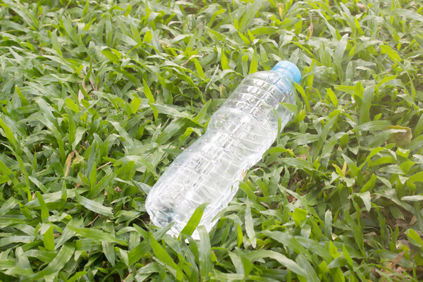 Бутылки с водой на траве

