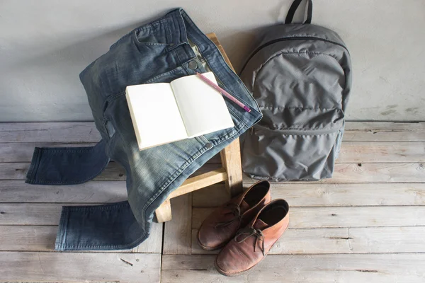 Ταξίδι, Vintage jean, τσάντα, σημειωματάριο, στυλό και δερμάτινο παπούτσι σε μια chai — Φωτογραφία Αρχείου